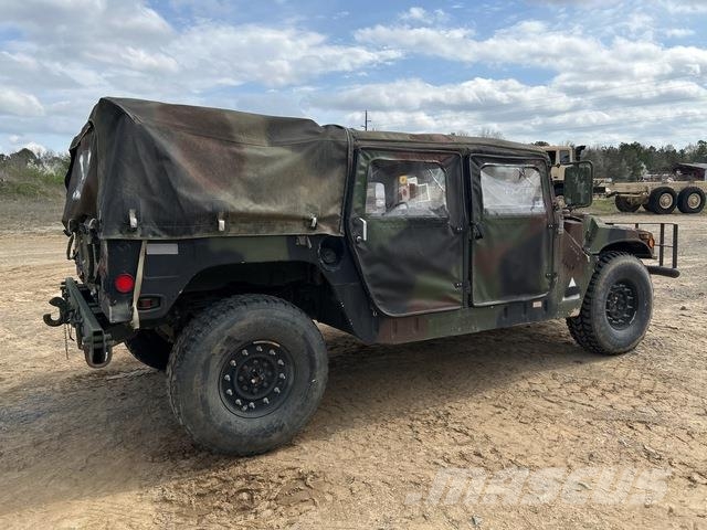AM General M1097R1 Caja abierta/laterales abatibles