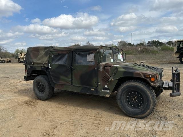 AM General M1097R1 Caja abierta/laterales abatibles