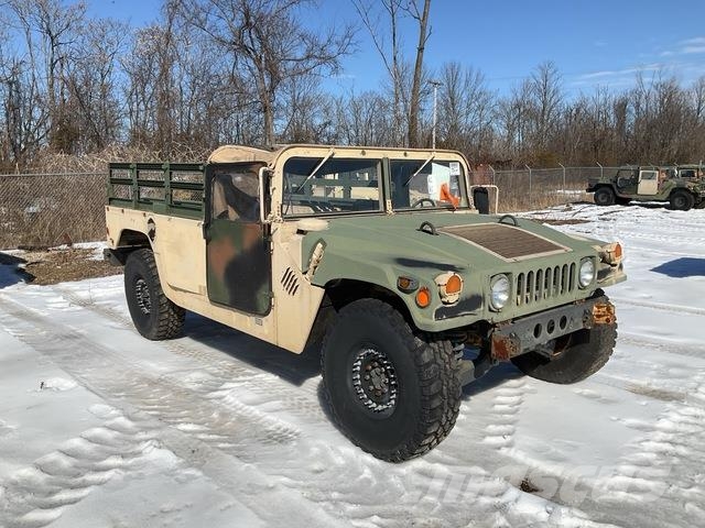 AM General M1097R1 Caja abierta/laterales abatibles