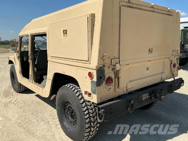 AM General M1097R2 Бортовые фургоны