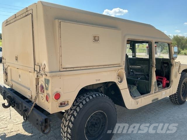 AM General M1097R2 Бортовые фургоны