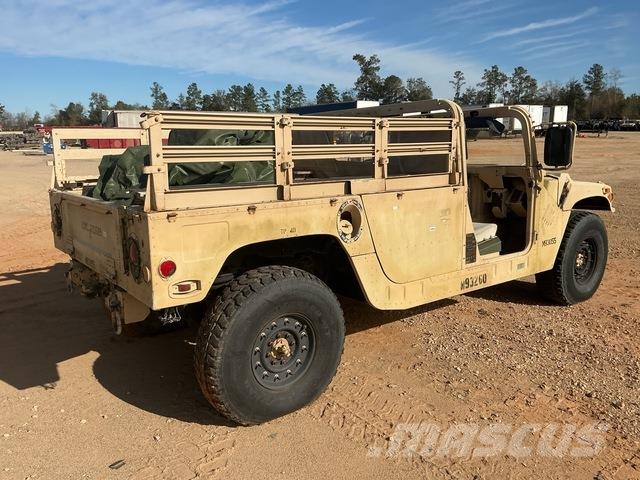 AM General M1123 皮卡.傳統半斗卡車/側卸板