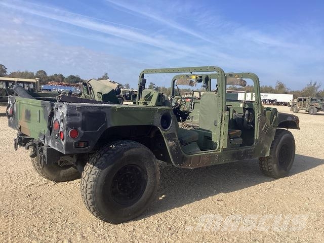 AM General M1123 皮卡.傳統半斗卡車/側卸板