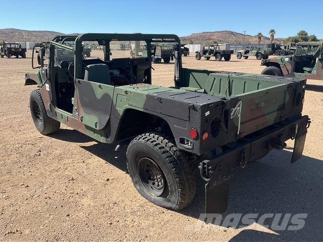 AM General M1152 Bestelwagens met open laadbak