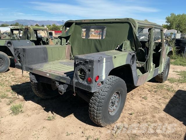 AM General M998 Caja abierta/laterales abatibles