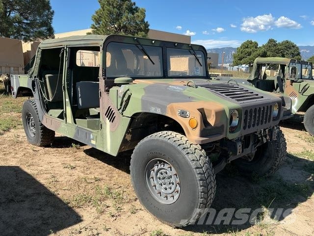 AM General M998 Caja abierta/laterales abatibles