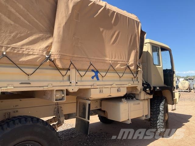 BAE Systems M1078A1 Caminhões baú