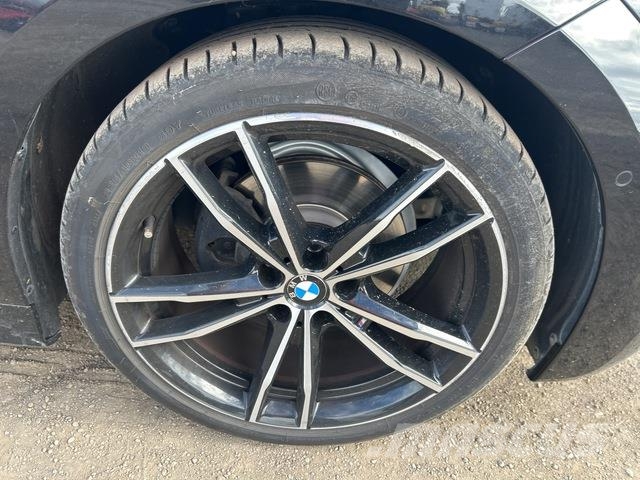 BMW 320i Henkilöautot
