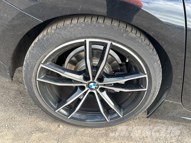 BMW 320i Henkilöautot