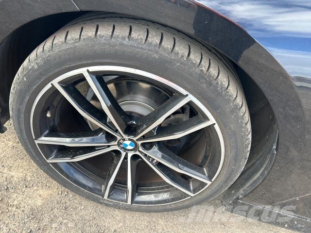 BMW 320i Henkilöautot