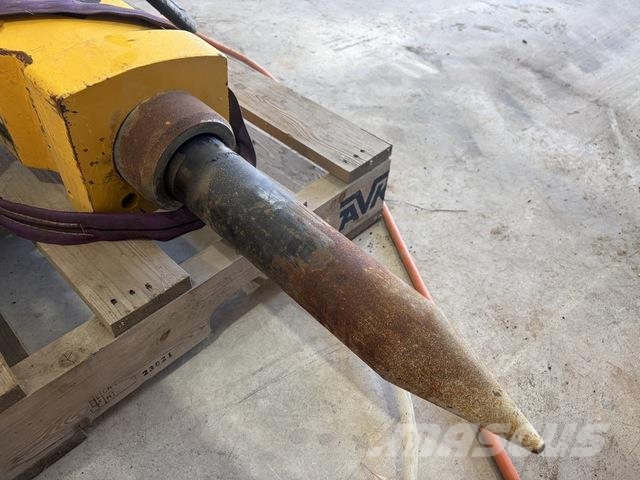Brokk 200 Rušilni bagri
