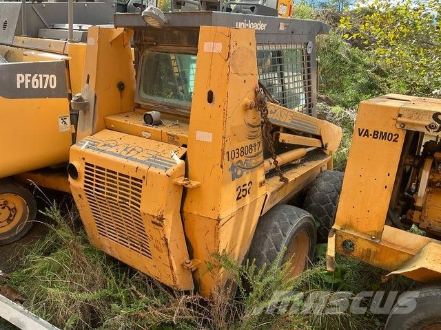 CASE 1840 Smykem řízené nakladače