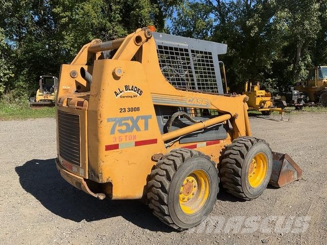 CASE 75XT Mini Pale Gommate
