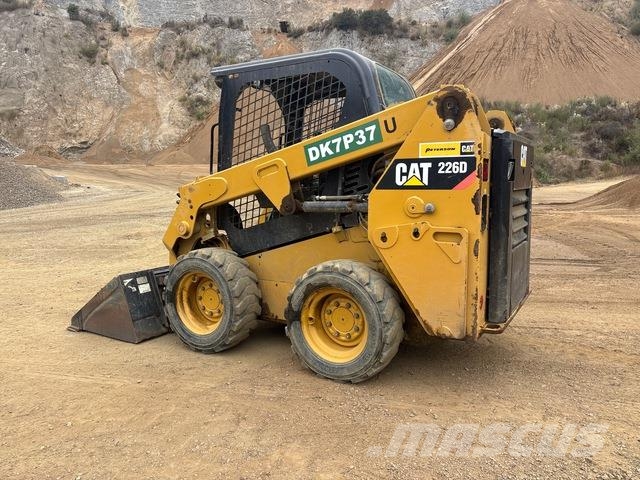 CAT 226D Lietoti riteņu kompaktiekrāvēji