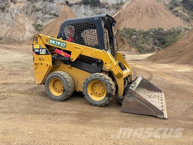 CAT 226D Lietoti riteņu kompaktiekrāvēji