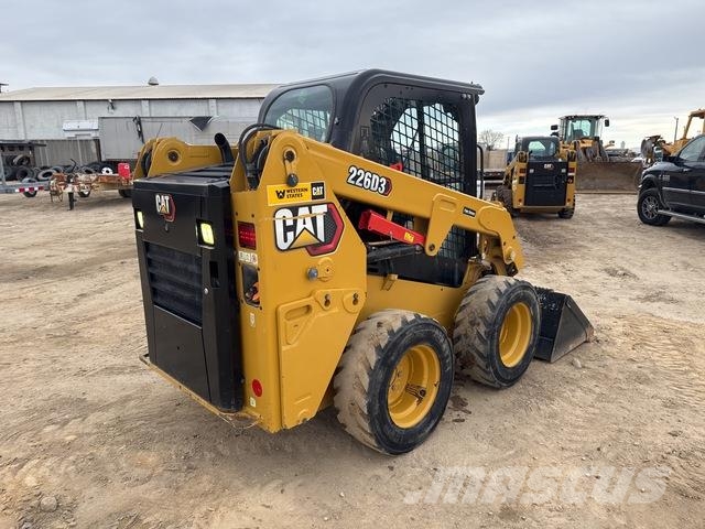 CAT 226D3 Lietoti riteņu kompaktiekrāvēji
