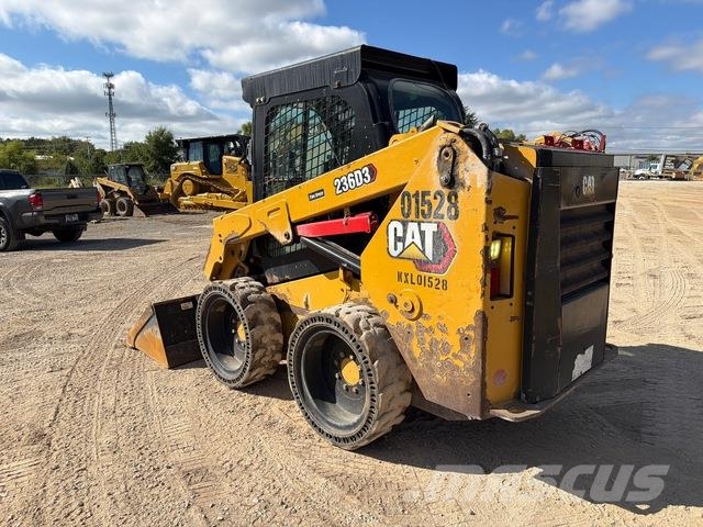 CAT 236D3 لوادر انزلاقية التوجيه