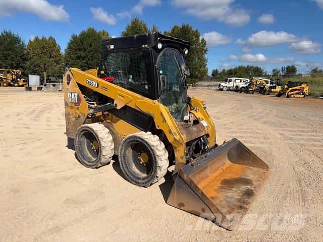 CAT 236D3 لوادر انزلاقية التوجيه