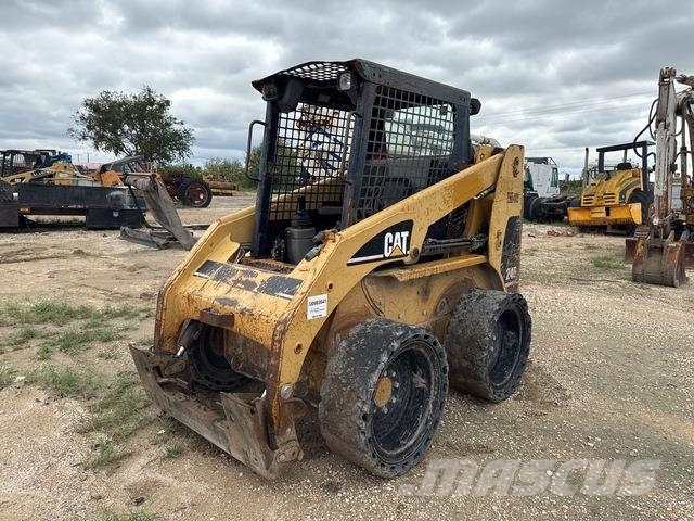CAT 246 لوادر انزلاقية التوجيه