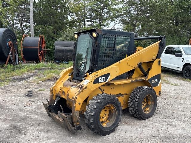 CAT 252B3 Мини-погрузчики