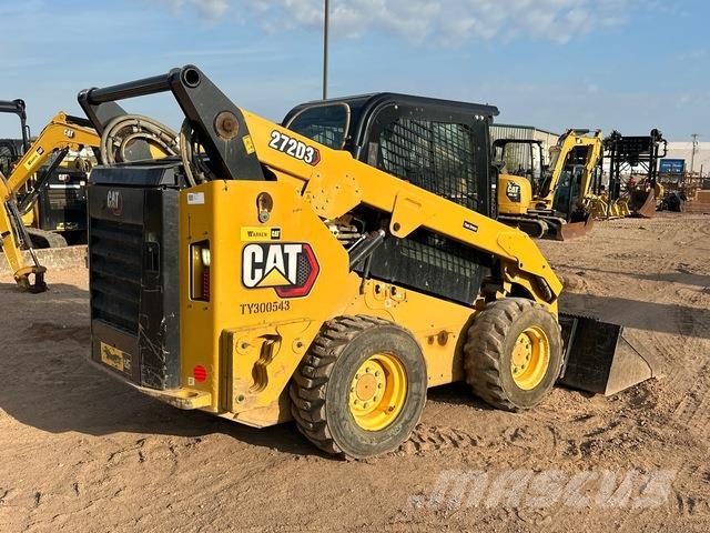 CAT 272D3 Krautuvai su šoniniu pasukimu
