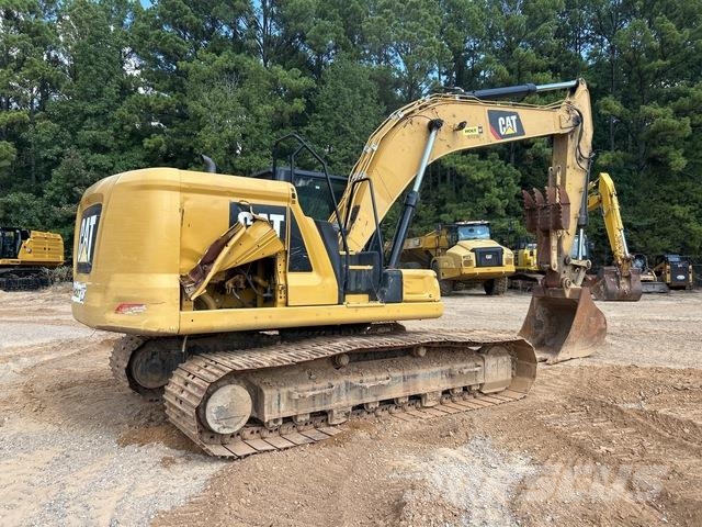 CAT 320 حفارات زحافة