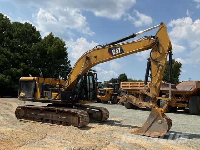 CAT 323 Pelle sur chenilles