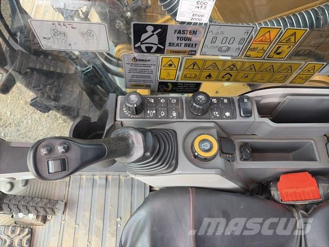CAT 323 حفارات زحافة