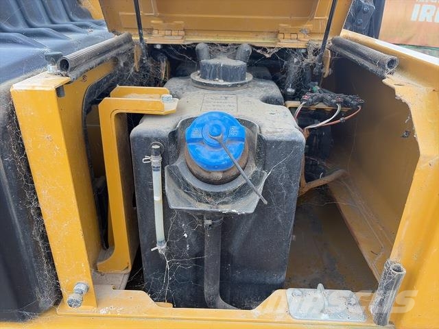 CAT 323 حفارات زحافة
