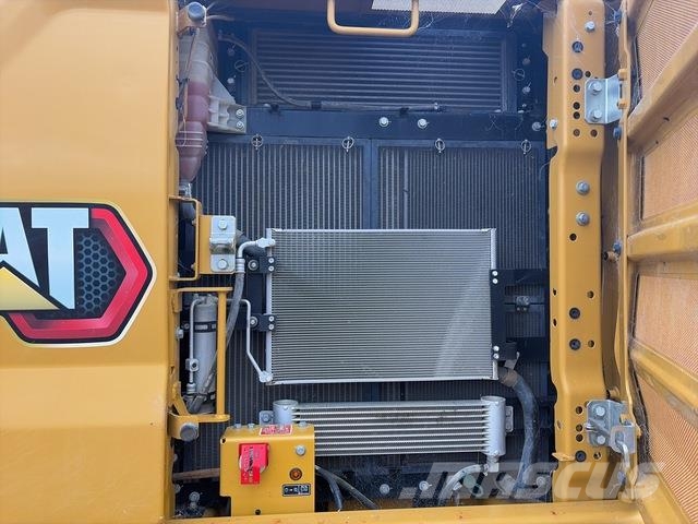 CAT 323 حفارات زحافة