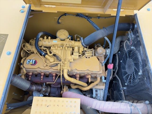 CAT 323 حفارات زحافة