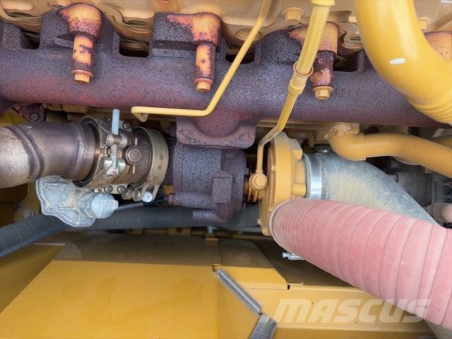 CAT 323 حفارات زحافة