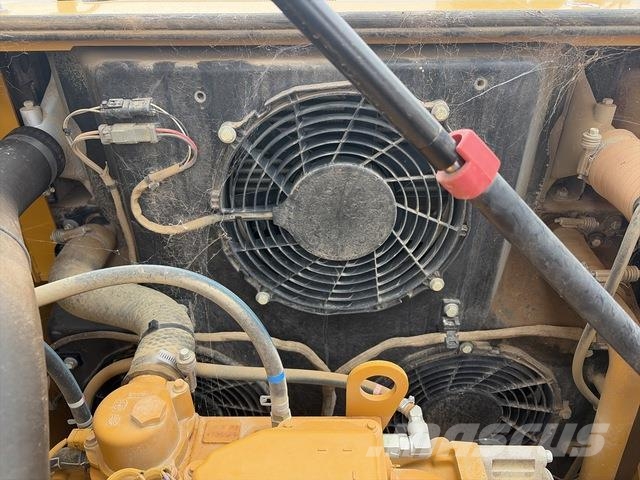 CAT 323 حفارات زحافة