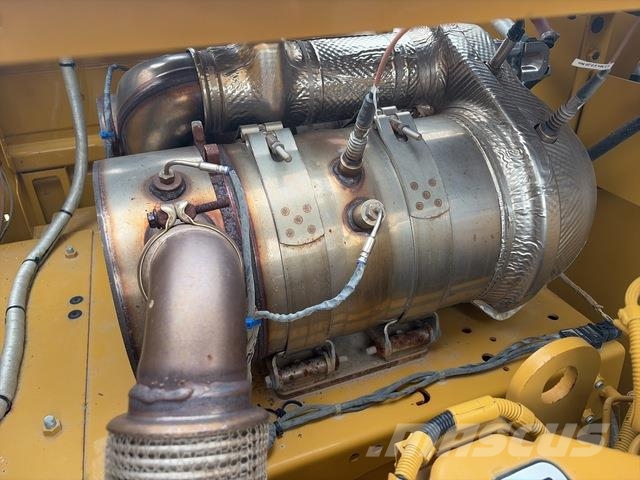 CAT 323 حفارات زحافة