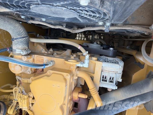 CAT 323 حفارات زحافة