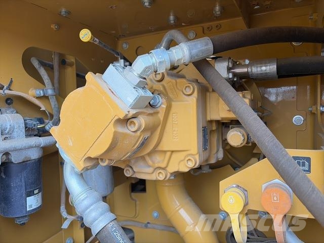 CAT 323 حفارات زحافة