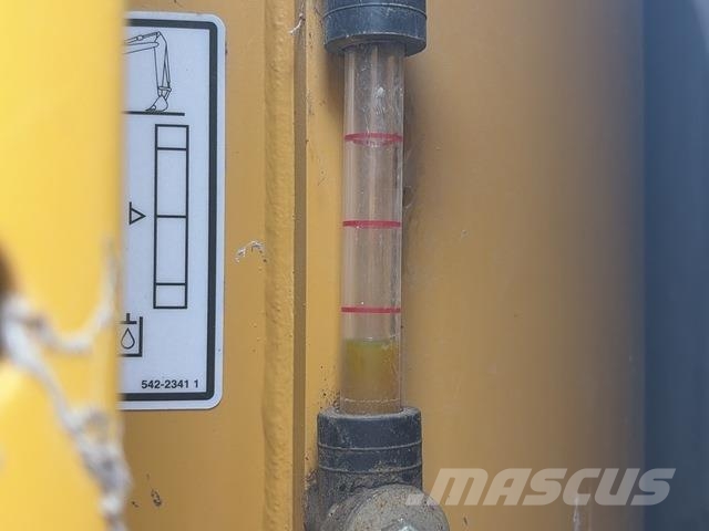 CAT 323 حفارات زحافة
