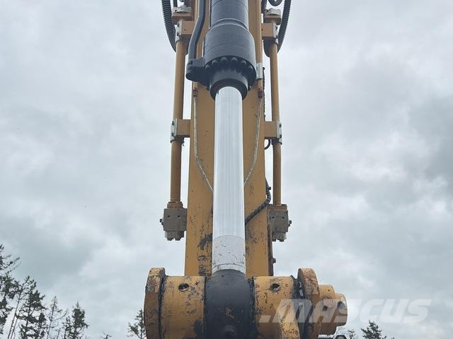 CAT 323 حفارات زحافة