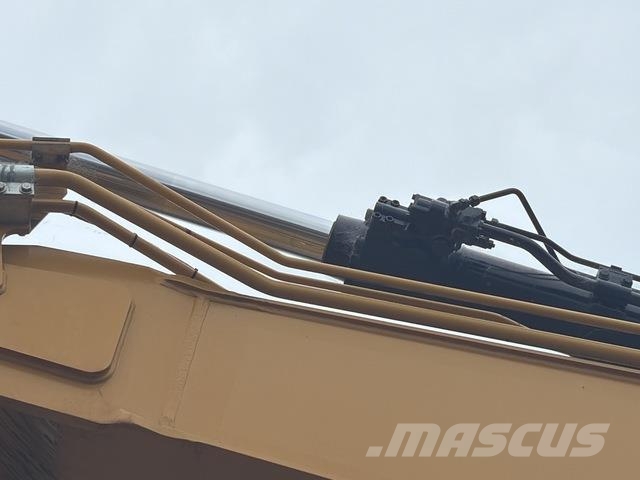 CAT 323 حفارات زحافة
