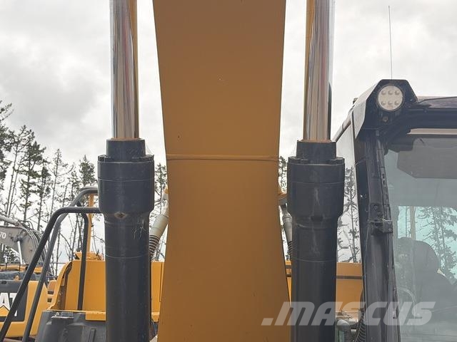 CAT 323 حفارات زحافة