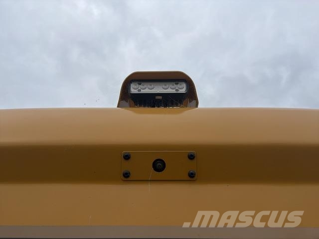 CAT 323 حفارات زحافة