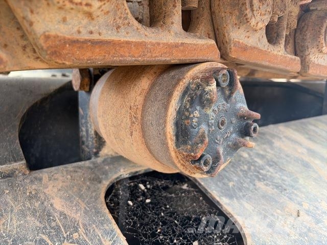 CAT 323 حفارات زحافة