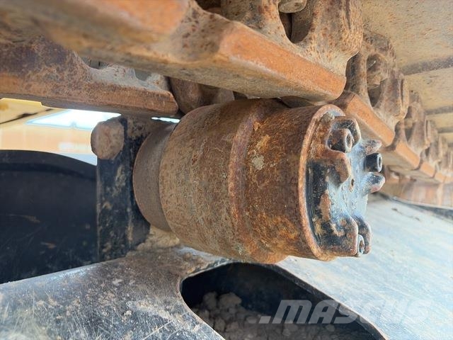 CAT 323 حفارات زحافة