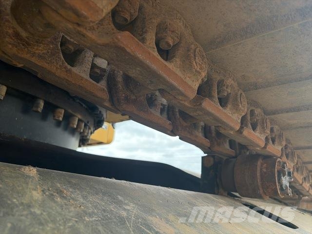 CAT 323 حفارات زحافة