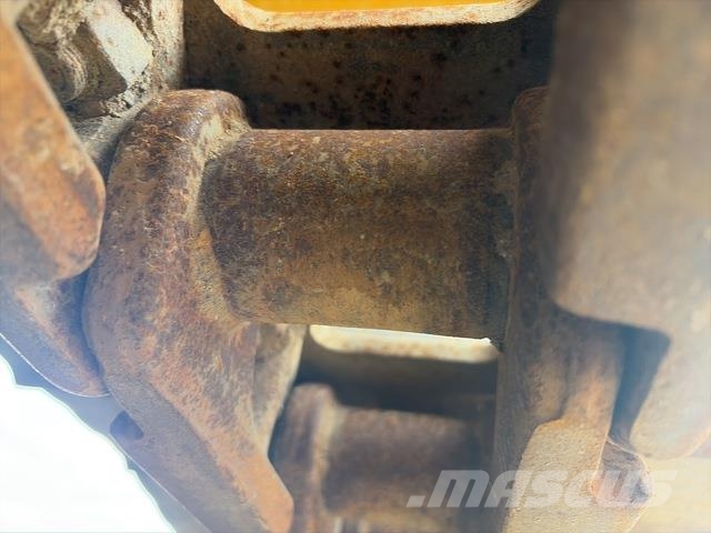CAT 323 حفارات زحافة