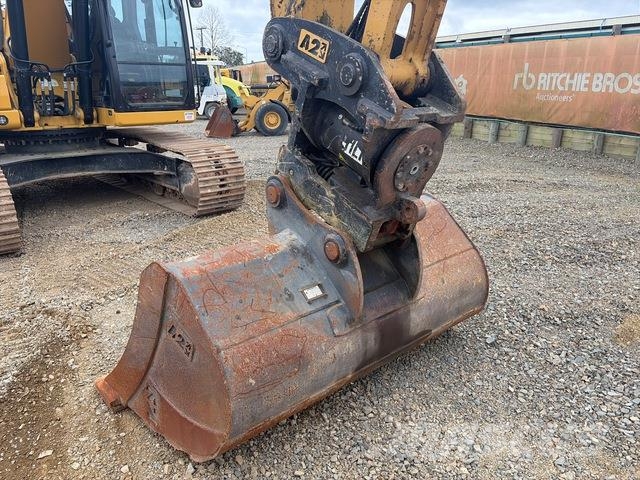 CAT 323 حفارات زحافة