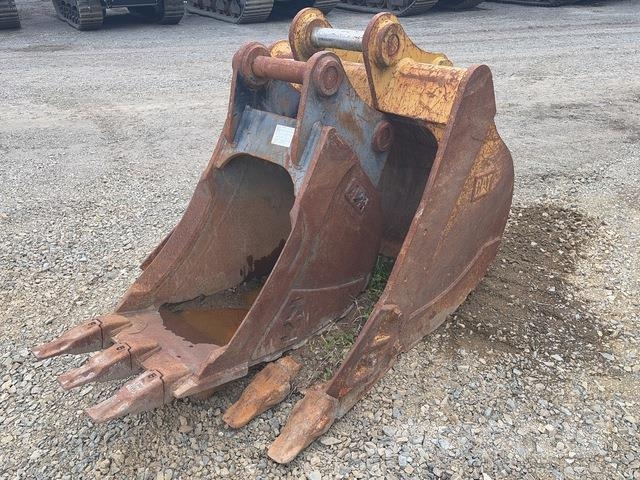 CAT 323 حفارات زحافة