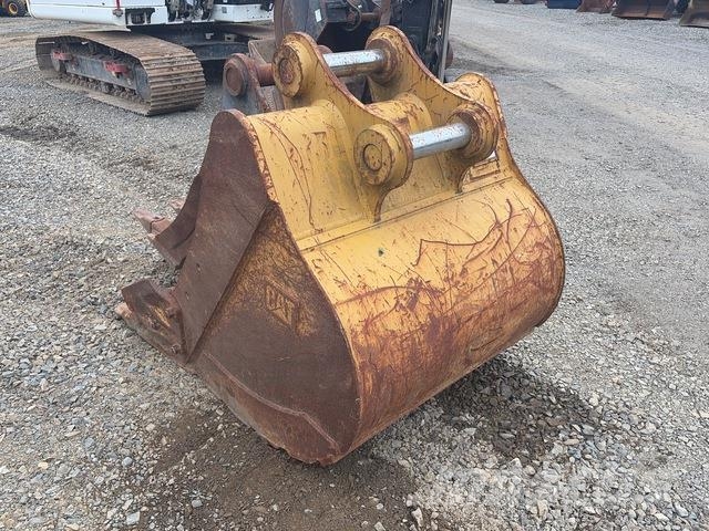 CAT 323 حفارات زحافة