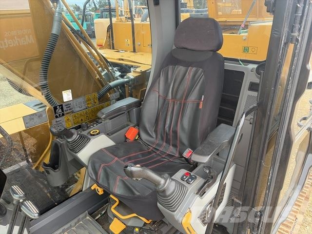 CAT 323 حفارات زحافة