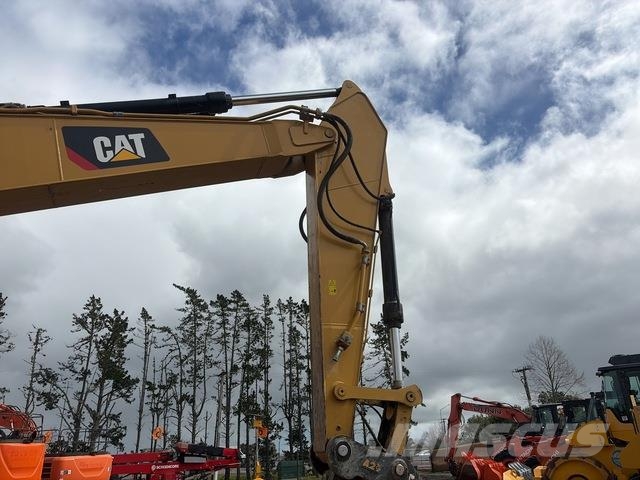 CAT 330 Crawler excavators